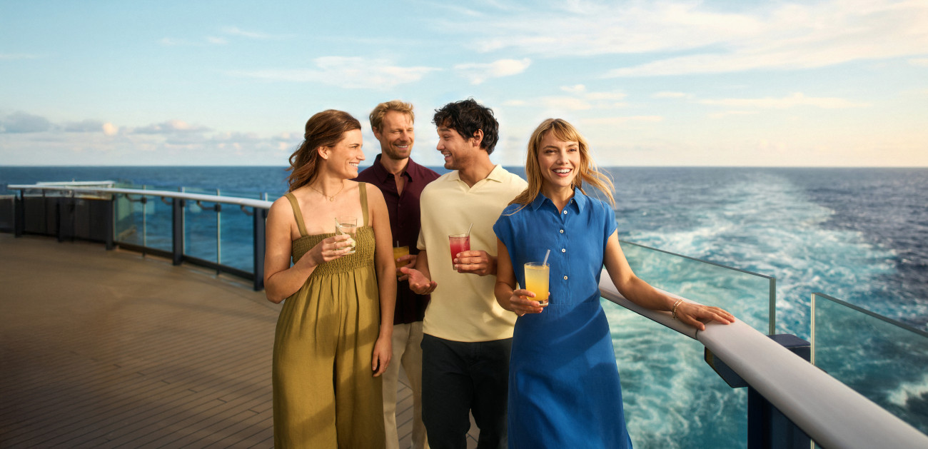Gruppe von Freunden mit Drinks an Bord der Mein Schiff Flotte