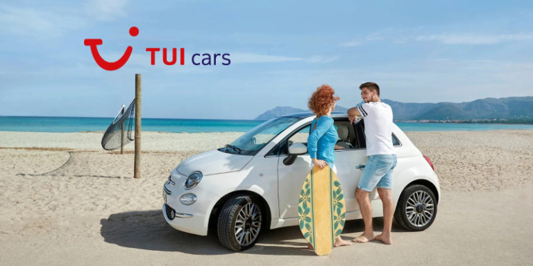 TUIcars Mietwagen am Strand mit 2 Personen und Surfbrett